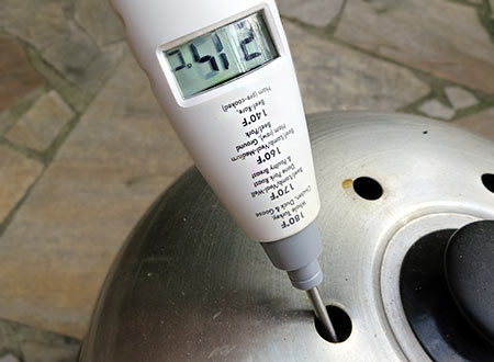 Der Cobb Grill kommt auf eine Temperatur von ca. 220°C.