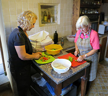 Luisa und Renate bei der Friggitelli-Zubereitung