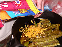 Chilis-Souflee: Lagen aus Chilis und Käse 