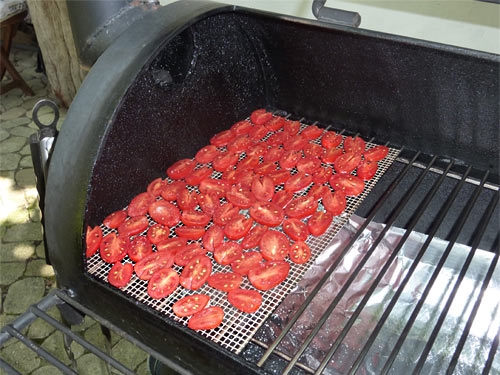 Tomapotle... Tomaten aus dem Smoker: Halbierte Früchte auf der Grillmatte