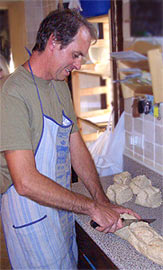 Maurizzio bei der Brot-Produktion