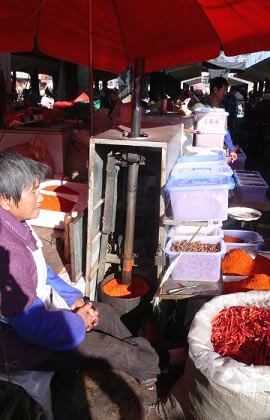Chilis und andere Gewürze auf einem Straßenmarkt