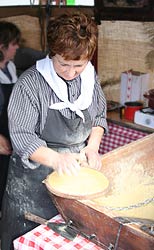Maisfladen-Herstellung per Hand