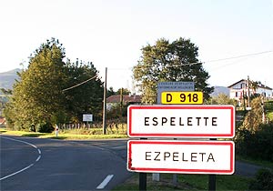 Espelette: Zweisprachiges Ortseingangschild