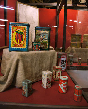 (Alte) Paprikadosen im Paprikamuseum von Kalocsa