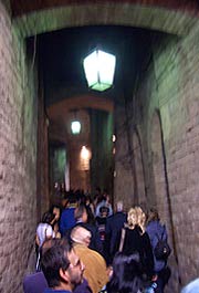Besucherschlangen in der Rocca Paolina