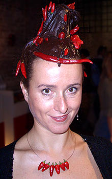 Simona mit scharfer Schoko-Frisur