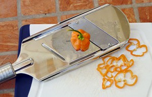 Chili-Tipp 1: Mit einem Trüffelhobel können Chilis ganz fein geschnitten werden.