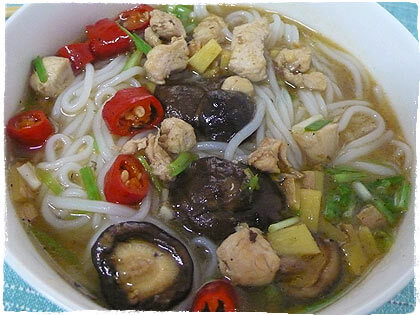 Tang Fen (Reisnudel-Suppe) mit Shiitake und Huhn