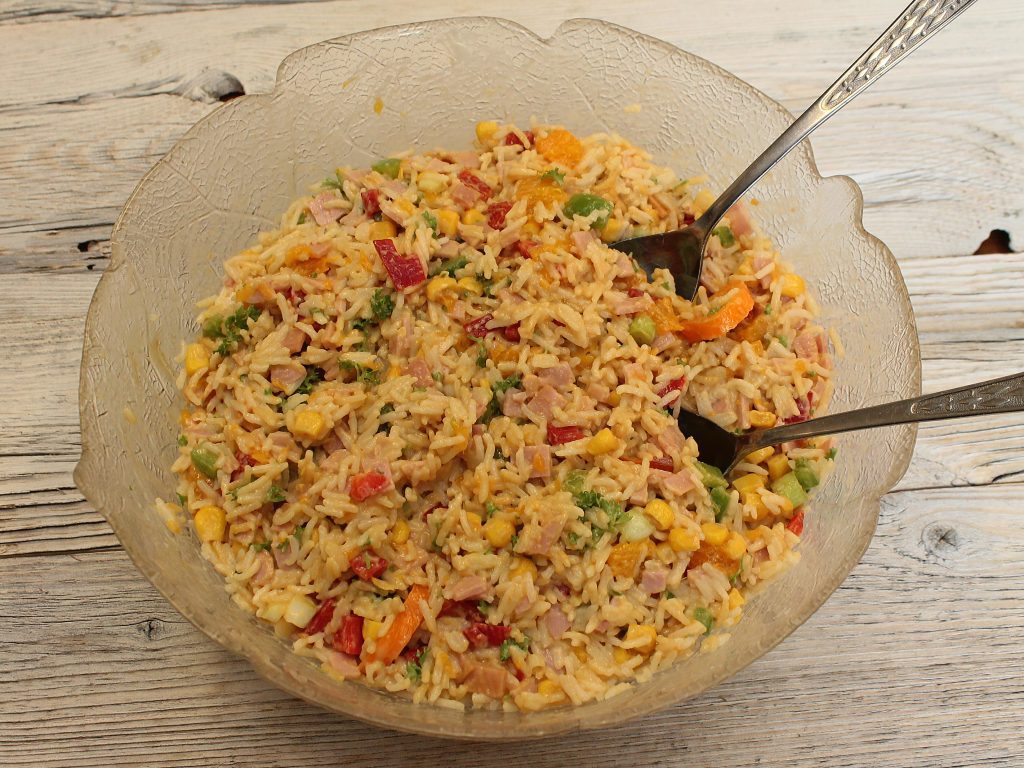 Scharfer Reissalat mit Mandarinen