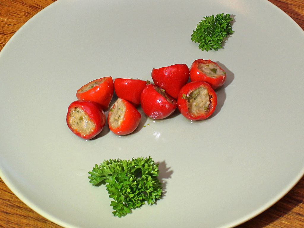 Kirsch-Chilis gefüllt mit Thunfischpaste