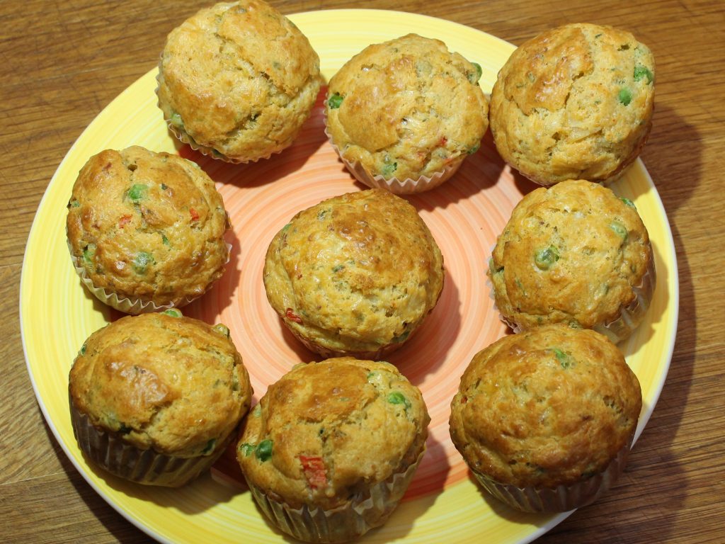 Chili-Muffins mit Eiern, Erbsen und Speck