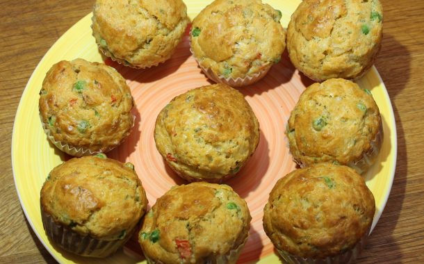 Chili-Muffins mit Eiern, Erbsen und Speck