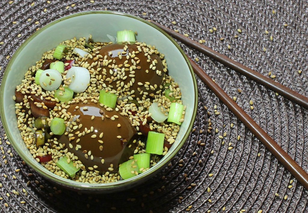 Koreanische marinierte Eier mit Reis (Mayak Eggs)