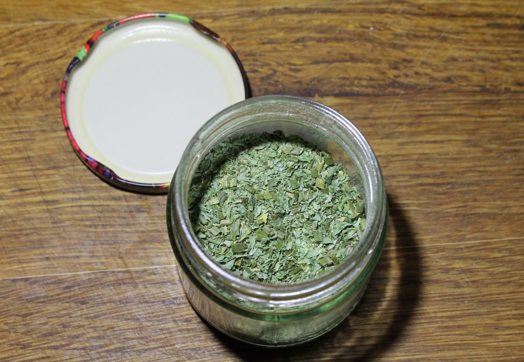 Ranchgewürz in glas abfüllen