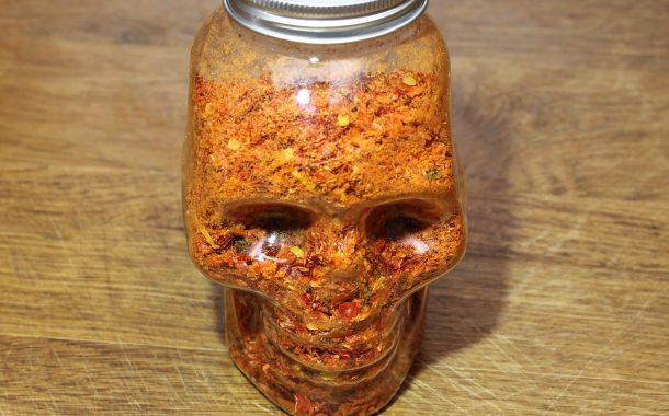 Chili-Flocken selber herstellen – So gelingen aromatische Chiliflocken aus eigener Ernte.