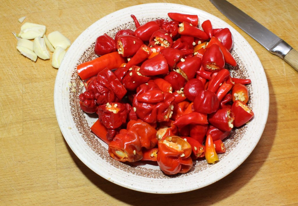 02_Chilis entstielen