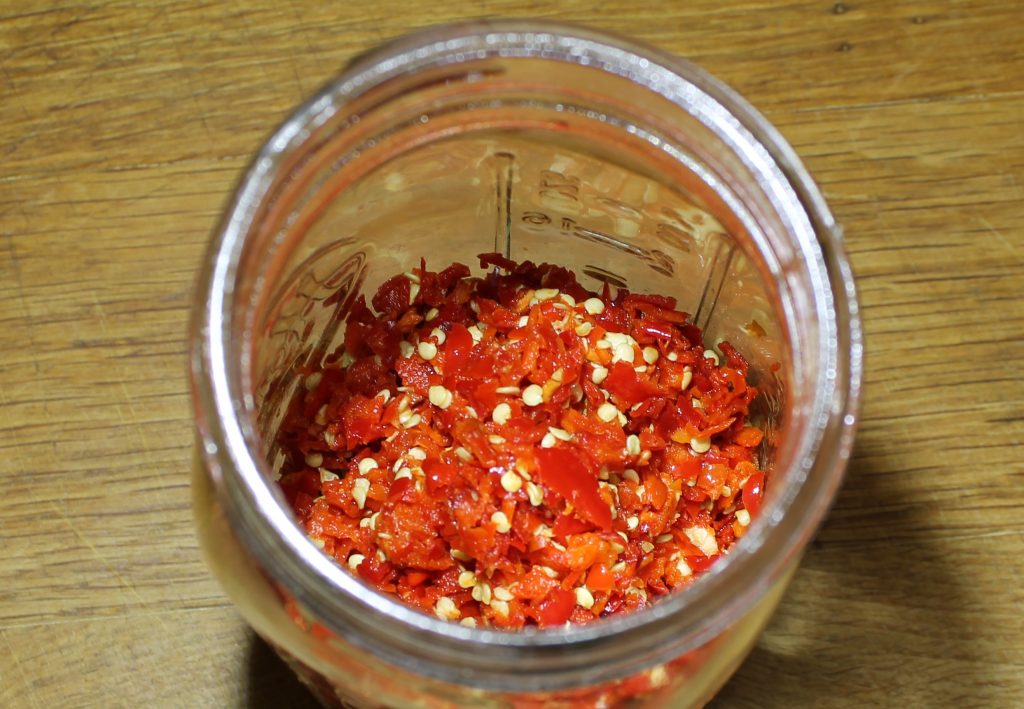 04a_ Chilis abfüllen